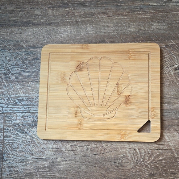 New Bamboo Cutting Board with Shell Design Carved In It - Picture 1 of 5
